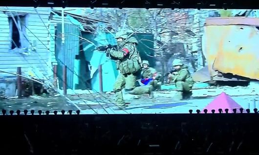 북한 조선중앙TV는 러시아 파병부대 지휘관과 군인들을 위한 축하공연을 ㅈ디난 22일 녹화방영하면서 중간에 파병 군인들의 전투장면을 내보냈다.평양=조선중앙TV·연합뉴스