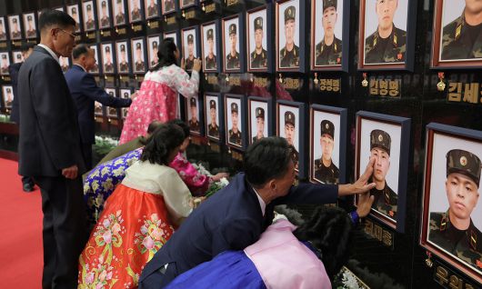 북한이 러시아·우크라이나 전쟁에 파병된 지휘관·전투원들에게 국가표창을 수여하고 축하공연과 연회를 마련하는 등 파병 부대원을 예우하는 성대한 행사를 벌였다. 김정은 국무위원장은 국가표창수여식에서 직접 연설하며 부대원들의 공적을 치하했으며 전투에서 위훈을 세운 부대원들에게 공화국영웅칭호를 직접 수여하고 전사자들의 초상 옆에 공화국 영웅 메달을 직접 달아줬다. 또, '추모의 벽'에 헌화하고 묵념했으며, 전사자 유족을 만나 위로했다고 조선중앙통신이 지난 22일 보도했다. 평양=조선중앙TV·연합뉴스