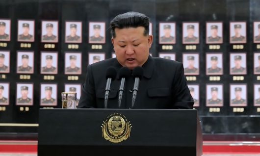 김정은 북한 국무위원장이 당 중앙위원회 본부청사에서 열린 해외작전부대 국가표창수여식 연설에서 "30~40대 군관들이 적화점을 몸으로 막고 자폭의 길을 택한 사실은 강한 충격을 주었다"고 말했다고 조선중앙TV가 지난 22일 보도했다. 평양=조선중앙TV·연합뉴스