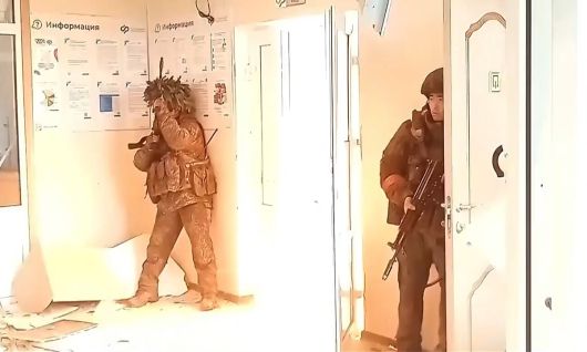 북한 조선중앙TV는 러시아 파병부대 지휘관과 군인들을 위한 축하공연을 지난 22일 녹화방영하면서 중간에 파병 군인들의 전투장면을 내보냈다.평양=조선중앙TV·연합뉴스