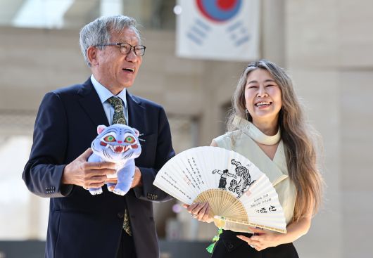유홍준 국립중앙박물관장과 넷플릭스 애니메이션 영화 '케이팝 데몬 헌터스'의 메기 강 감독이 21일 서울 용산구 국립중앙박물관에서 만나 인사를 나누고 있다. 뉴스1