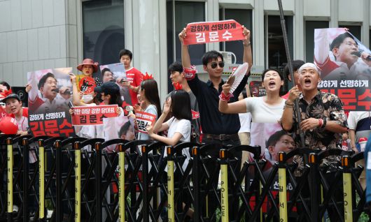 국민의힘 당대표 선거 결선에 진출한 김문수·장동혁 후보의 방송토론회가 열린 23일 서울 종로구 채널A 스튜디오 앞에서 김문수 후보 지지자들이 응원을 펼치고 있다. 뉴스1