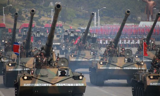 북한이 자체 개발한 대구경 자주포들이 행진하고 있다. 세계일보 자료사진