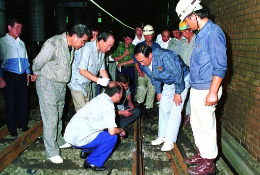 지하철 선로 보수상태를 점검하는 이상배 시장. 서울시 제공