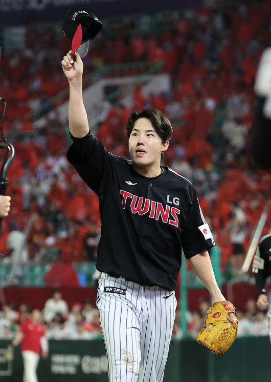 지난 17일 인천SSG 랜더스필드에서 열린 '2025 신한 SOL뱅크 KBO리그' LG 트윈스와 SSG 랜더스의 경기, LG 선발 임찬규가 6회말 이닝을 실점 없이 마친 뒤 연호하는 팬들을 향해 모자를 벗어 답례하고 있다. 뉴스1