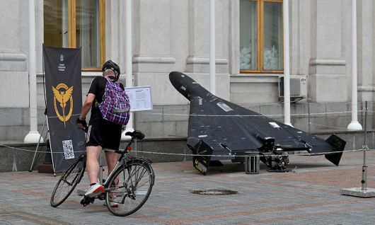우크라이나 시민이 러시아군의 샤헤드 자폭드론 잔해를 보고 있다. 세계일보 자료사진