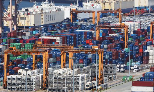 24일 경기도 평택항에 컨테이너가 쌓여 있는 모습. 연합뉴스