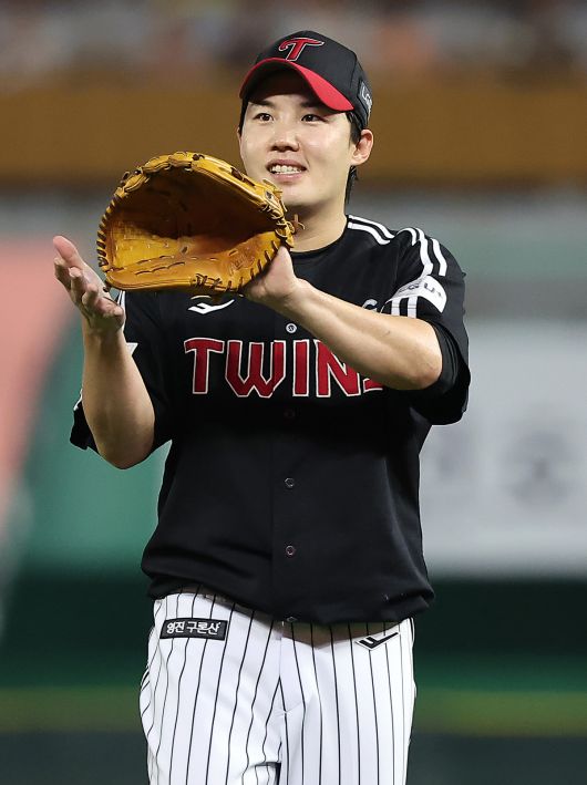 지난 17일 인천SSG 랜더스필드에서 열린 '2025 신한 SOL뱅크 KBO리그' LG 트윈스와 SSG 랜더스의 경기, LG 선발 임찬규가 6회말 무사 1루 상황 SSG 최정을 병살타로 잡아낸 뒤 내야진들을 향해 미소를 짓고 있다. 뉴스1