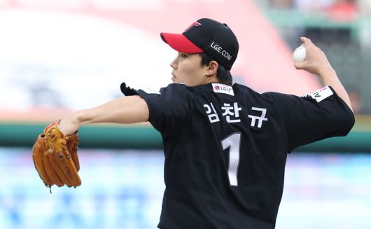 지난 17일 인천 미추홀구 SSG랜더스필드에서 열린 2025 KBO리그 LG 트윈스와 SSG 랜더스의 경기, 1회 말 LG 선발투수 임찬규가 공을 던지고 있다. 뉴시스