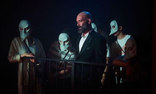 지난 21일 서울 중구 매키탄 호텔(옛 대한극장)에서 정식 개막한 ‘슬립 노 모어’에서 배우 뒤로 보이는 가면을 쓴 관객들이 극에 몰입해 있다. 미쓰잭슨 제공