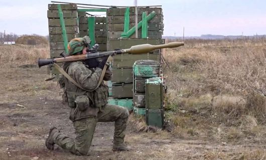 우크라이나 전쟁에서 러시아를 돕고자 현지에 파병된 북한군이 RPG 대전차로켓을 조준한 채 훈련을 하고 있다. 세계일보 자료사진