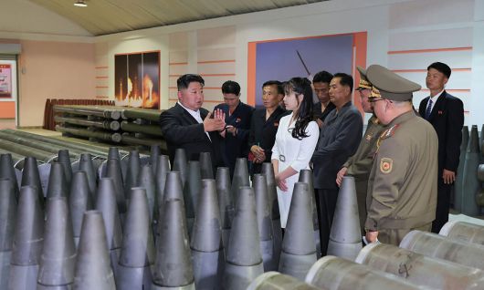 김정은 북한 국무위원장이 딸 주애와 함께 중요군수공업기업소를 현지지도하면서 간부들에게 지시를 하고 있다. 노동신문·뉴스1