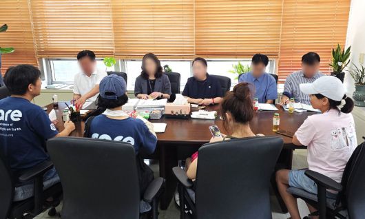 동물권보호단체 관계자들이 23일 천안시청을 방문해 대응상 문제점 등을 지적하며 항의했다.