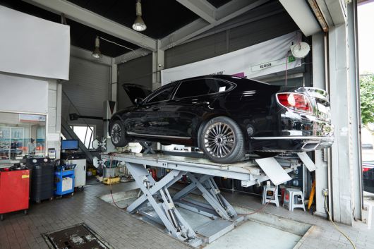정비업체에서 차량 수리를 받고 있는 모습. 정비업체 10곳 중 7곳은 보험사로부터 수리비 감액을 당한 경험이 있다고 응답했다. 게티이미지뱅크