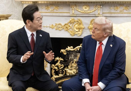 이재명 대통령과 도널드 트럼프 미국 대통령이 25일(현지 시간) 미국 워싱턴DC 백악관에서 한미 정상회담을 하고 있다. 워싱턴=뉴시스