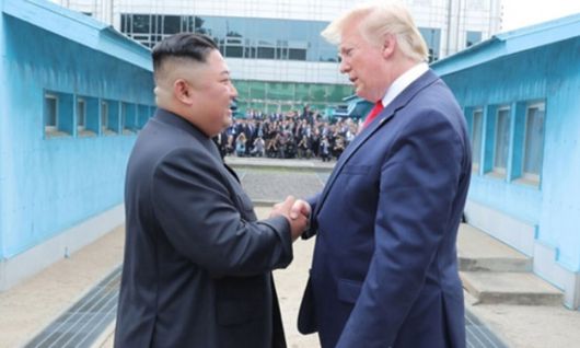도널드 트럼프 미국 대통령(오른쪽)이 2019년 6월 판문점 북측 지역에서 김정은 북한 국무위원장과 만나 악수를 나누고 있다. 연합뉴스