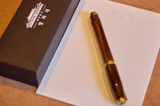 대통령실이 25일(현지시간) 공개한 한미 정상회담을 위해 이재명 대통령이 준비한 선물. 명장이 제작한 금속 거북선, 국산 골드파이브 수제 맞춤형 퍼터, 카우보이 마가 모자, 펜 등이다. 펜은 선물이 아닌 이 대통령의 서명용이었지만 트럼프 대통령의 요청으로 즉석에서 선물했다. 대통령실 제공