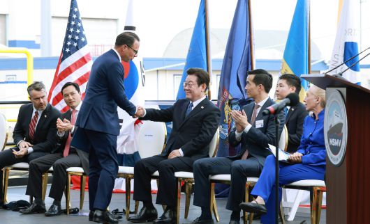 이재명 대통령이 26일(현지 시간) 필라델피아 한화 필리조선소에서 열린 미국 해양청 발주 국가안보 다목적선 '스테이트 오브 메인'호의 명명식에서 조시 샤피로 펜실베니아 주지사와 악수하고 있다. 뉴시스