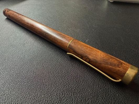 문재인 전 대통령이 임기 마지막 한 해 동안 사용한 서명용 펜. 탁현민 자문관 SNS 갈무리