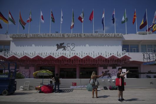 26일(현지시간) 제82회 베니스영화제 개막을 하루 앞둔 영화제의 중심 무대 팔라초 델 시네마. AP연합뉴스