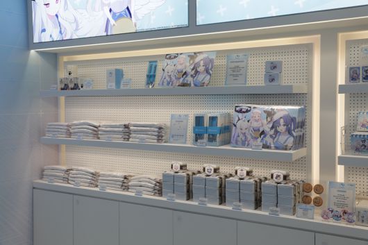 서울 용산구 아이파크몰 용산점에서 지난 9일부터 운영에 들어간 넥슨게임즈 서브컬처게임 ‘블루 아카이브’의 공식 테마 카페 ‘카페 메모리얼’에서 판매 중인 굿즈. 넥슨 제공