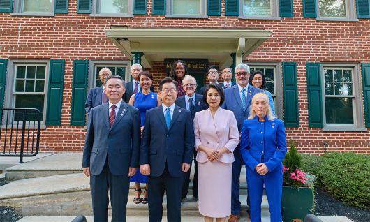 이재명 대통령과 김혜경 여사가 26일(현지시간) 필라델피아 서재필기념관을 방문해 기념촬영을 하고 있다. 공동취재
