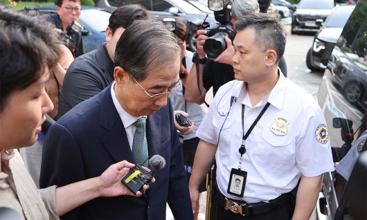 한숨 돌린 韓 前 총리 한덕수 전 국무총리(가운데)가 27일 서울 서초구 서울중앙지방법원에서 열린 구속 전 피의자 심문을 마친 후 호송차에 탑승하고 있다. 한 전 총리는 12·3 비상계엄 과정에서 윤석열 전 대통령의 내란 행위를 방조한 혐의를 받는다. 뉴스1