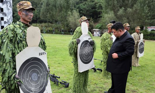 북한 김정은 국무위원장이 27일 조선인민군 총참모부 직속 특수작전 훈련기지를 방문하고 저격수구분대와 특수작전구분대 훈련실태를 요해(파악)했다고 조선중앙통신이 28일 보도했다. 평양 조선중앙통신·연합뉴스