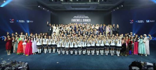 경주 라한호텔 컨벤션홀에서 열린 '2025 APEC 문화산업고위급대화' 환송만찬 참석자들이 기념촬영을 하고 있다.