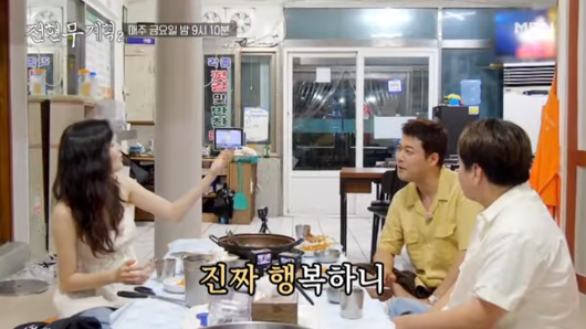 이날 전현무는 진지하게 이선빈에 장기 연애 비결을 물어봐 웃음을 안긴다. ‘전현무계획’ 유튜브 캡처