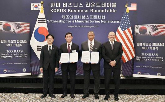 고려아연과 록히드마틴이 지난 25일(현지시간) 게르마늄 공급·구매와 핵심광물 공급망 협력을 위한 양해각서(MOU)를 체결했다.(왼쪽부터)김정관 산업통상자원부 장관, 최윤범 고려아연 회장, 마이클 윌리엄슨 록히드마틴 인터내셔널 사장, 하워드 러트닉 미국 상무부 장관. 고려아연 제공