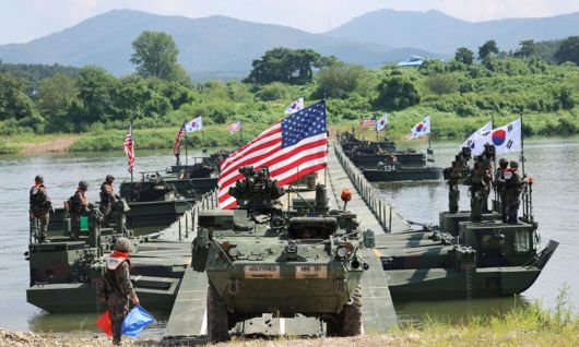 지난 27일 경기 여주시 남한강 일대에서 한국 육군 7공병여단과 미 육군 2사단(한미연합사단) 장병들이 UFS의 일환으로 연합 도하 훈련을 하고 있다. 뉴시스
