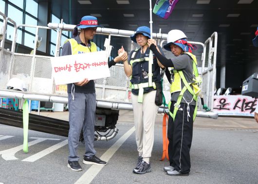 경북 구미시 한국옵티칼하이테크 공장 지붕에서 고공농성을 이어온 박정혜 금속노조 한국옵티칼하이테크지회 수석부지회장이 29일 지상으로 내려오고 있다.    연합뉴스