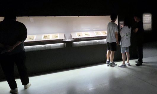 대구 간송미술관에서 전시품을 보는 관람객들.