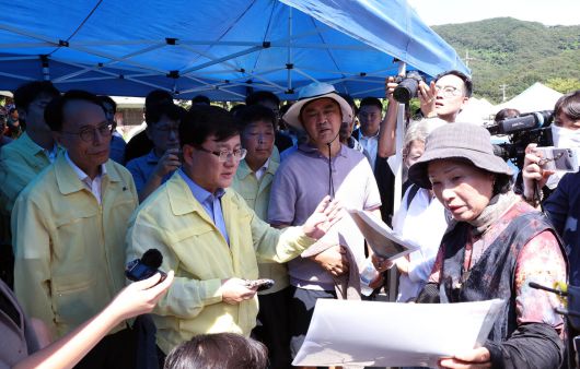지천댐 건설 수몰 예정지 주민인 충남 청양군 장평면 죽림리 전옥자(오른쪽) 부녀회장이 김성환(중앙) 환경부장관에게 29일 댐 건설 찬성 의사를 전달했다. 충남도 제공