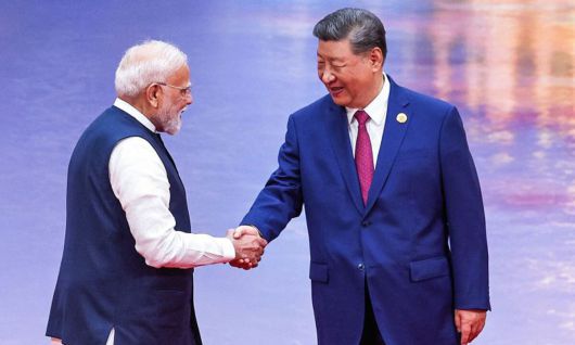 나렌드라 모디 인도 총리(왼쪽)와 시진핑 중국 국가주석이 중국 톈진에서 열린 상하이협력기구(SCO) 정상회의 환영식에서 악수하고 있다. 시 주석은 중국을 지역 관계의 중심으로 삼기 위해 8월 31일 유라시아 약 20개국의 고위 인사들과 함께 정상회담을 가졌다.AFP연합뉴스