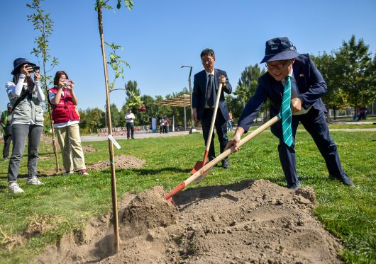 지난달 27일 키르기스스탄 비슈케크시 아샤르 공원에서 열린 ‘경기청년 기후특사단’의 식수행사. 경기도 제공