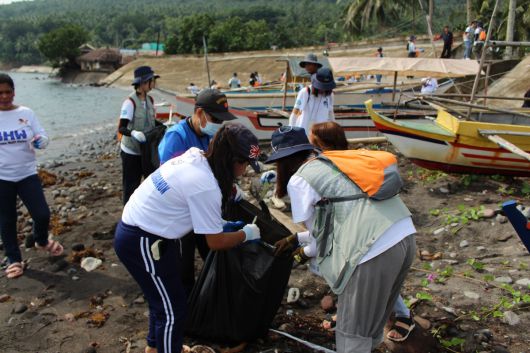 ‘경기청년 기후특사단’이 필리핀에서 봉사활동을 하고 있다. 경기도 제공