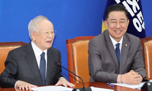 더불어민주당 김병기 원내대표가 3일 서울 여의도 국회에서 열린 경제6단체 대표단과의 간담회에서 손경식 한국경영자총협회장과 대화하고 있다. 연합뉴스