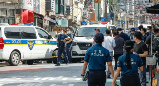 어수선 도심 한복판 경찰이 3일 서울 관악구 조원동 칼부림 사건 현장을 통제하고 있다. 이날 사건으로 3명이 숨지고 피의자로 파악된 남성은 부상을 입고 병원으로 이송됐다. 경찰은 치료 경과에 따라 신병을 확보해 범행 동기 등을 조사할 방침이다. 최상수 기자