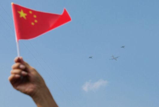 3일 중국 베이징 천안문광장에서 열린 전승절 80주년 기념 열병식장 상공에 전투기들을 날아다니고 있다. 신화통신