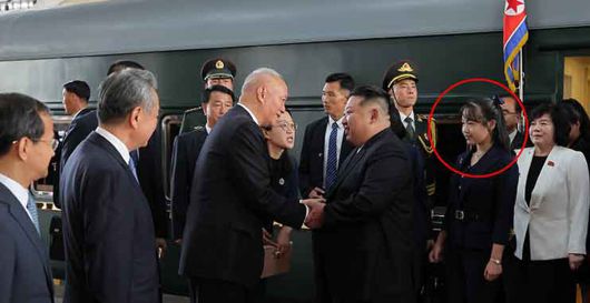 김정은 북한 국무위원장이 지난 2일 현지시간 오후 4시 중국 수도 베이징에 도착했다고 조선중앙통신이 보도했다. 통신이 공개한 사진에 따르면 김 위원장의 딸 주애(붉은 원), 조용원·김덕훈 당 비서, 최선희 외무상 등이 동행했다. 연합뉴스