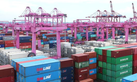 지난 1일 인천 연수구 인천신항 컨테이너 터미널에 컨테이너가 쌓여 있다. 뉴시스