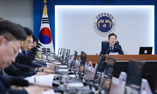 이재명 대통령이 4일 서울 용산 대통령실 청사에서 열린 9차 수석·보좌관 회의를 주재하고 있다. 대통령실통신사진기자단