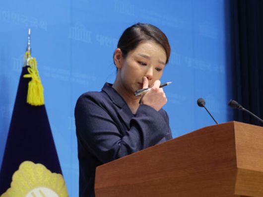 조국혁신당 강미정 대변인이 4일 국회 소통관에서 당내 성비위 의혹과 관련한 탈당 기자회견을 하고 있다. 연합뉴스