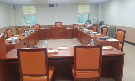 4일 오전 국민의힘 소속 경산시의원들의 내란특검 압수수색 중앙당 규탄대회 참석으로 개회한 지 10여분만에 정회가 선포된 경산시의회 행정사회위원회. 뉴시스