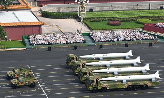 중국의 공중 발사 핵미사일 JL-1이 지난 3일 베이징 텐안먼 광장에서 열린 제2차 세계대전 승전 80주년 열병식에서 행진을 하고 있다. 신화·연합뉴스