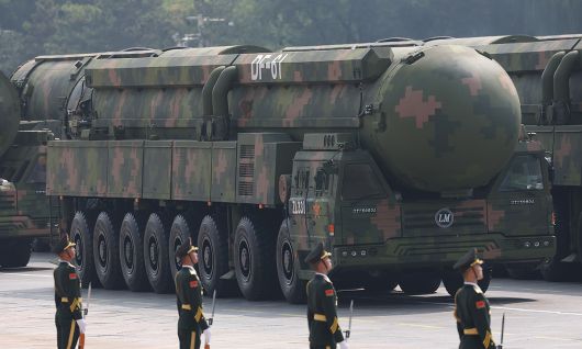 대륙간탄도미사일(ICBM) DF-61이 지난 3일 베이징 텐안먼 광장에서 열린 제2차 세계대전 승전 80주년 열병식에 등장하고 있다. 신화·연합뉴스