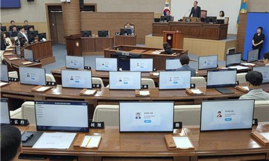 창원시의회 본회의장, 텅 빈 국민의힘 자리. 연합뉴스