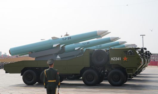 중국의 대함 유도무기 YJ-20이 지난 3일 베이징 텐안먼 광장에서 열린 제2차 세계대전 승전 80주년 열병식에서 행진을 하고 있다. 신화·연합뉴스